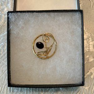 Winard gold and onyx pin